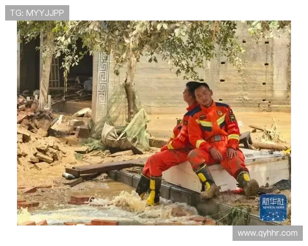 洪水中的生命托举:榕江消防员用身躯筑起 “避风港” 洪水中的生命托举:榕江消防员用身躯筑起 “避风港”